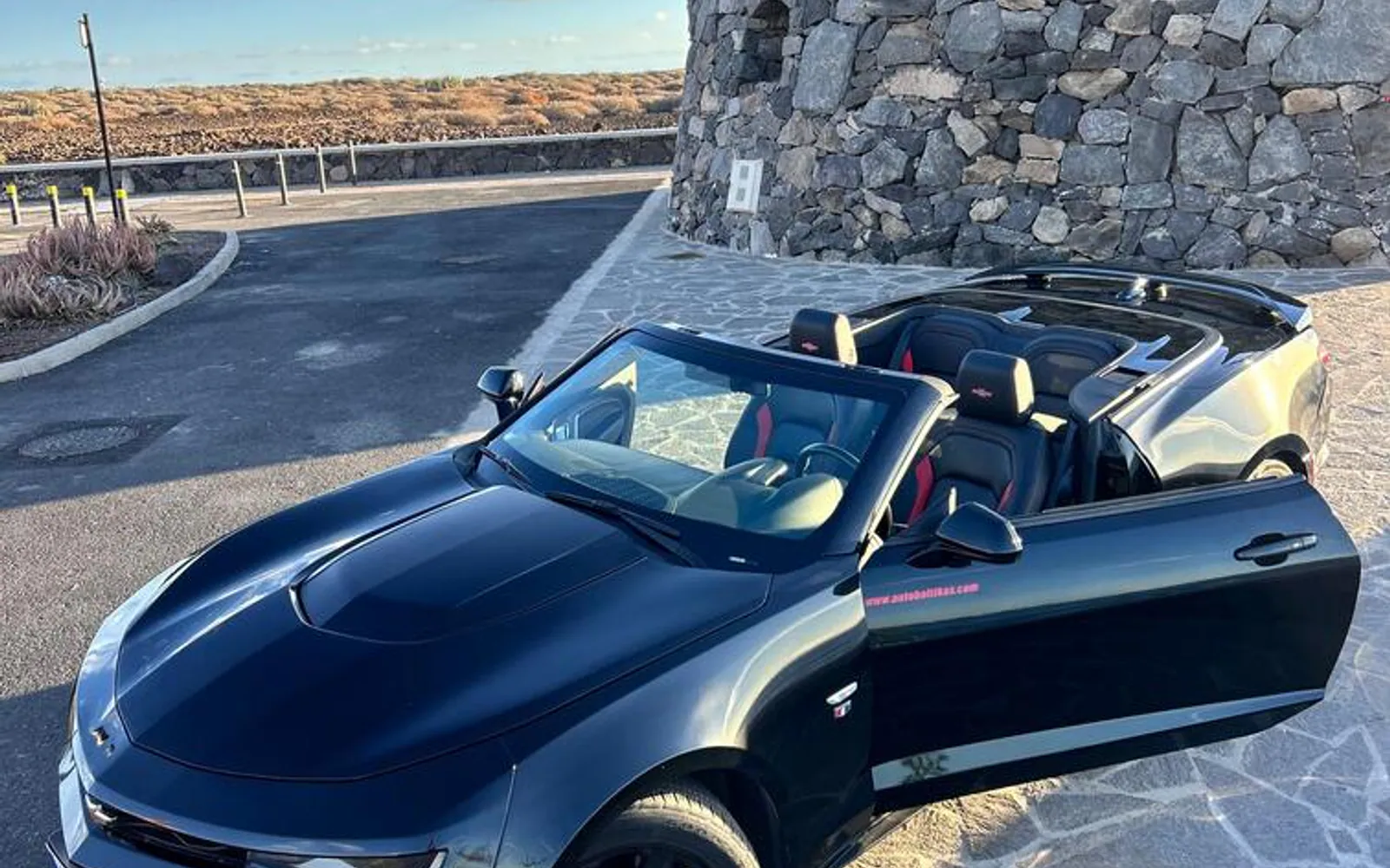Une voiture sportive sur la route du volcan Teide · Tenerife