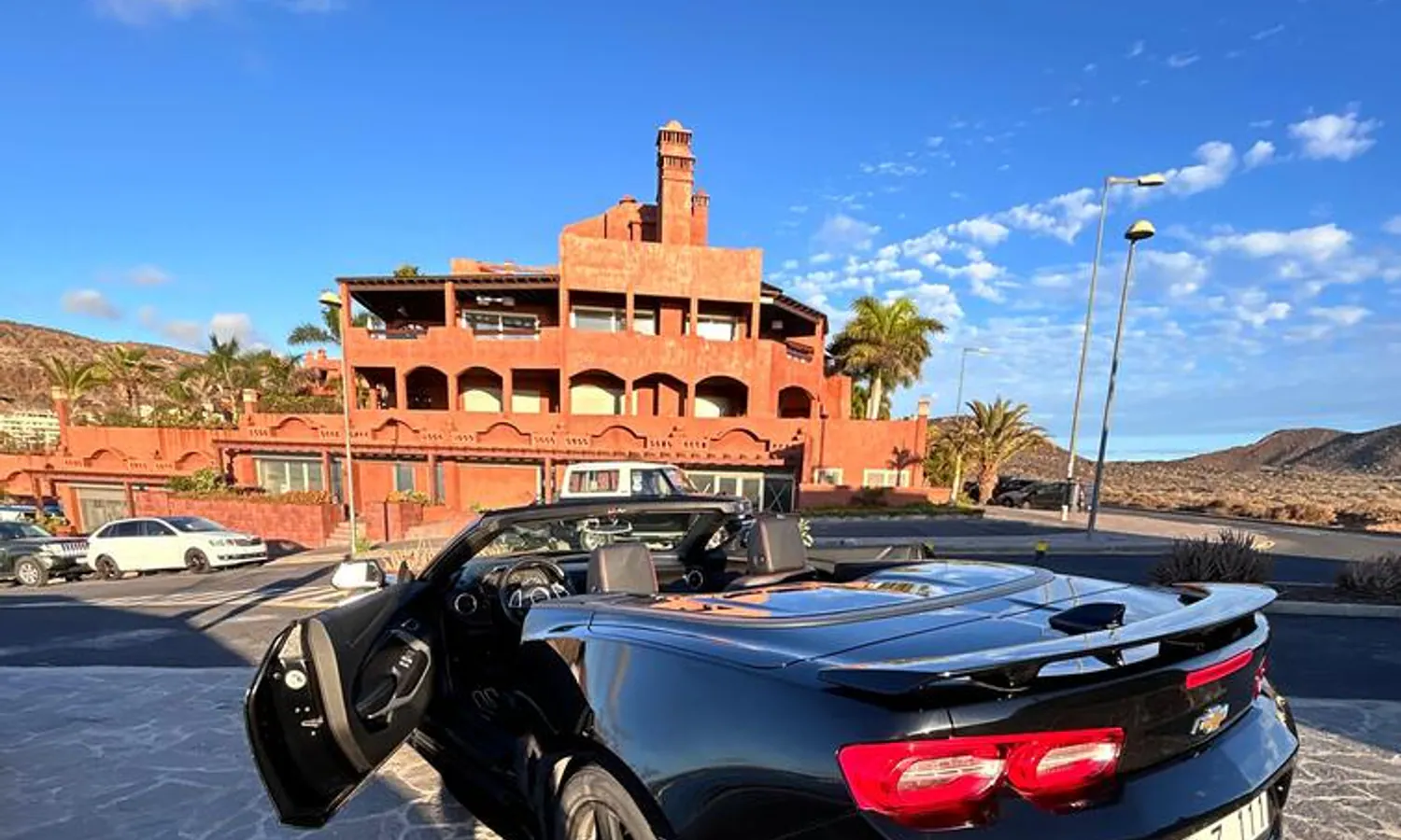 Ein Sportwagen auf der Straße zum Teide-Vulkan